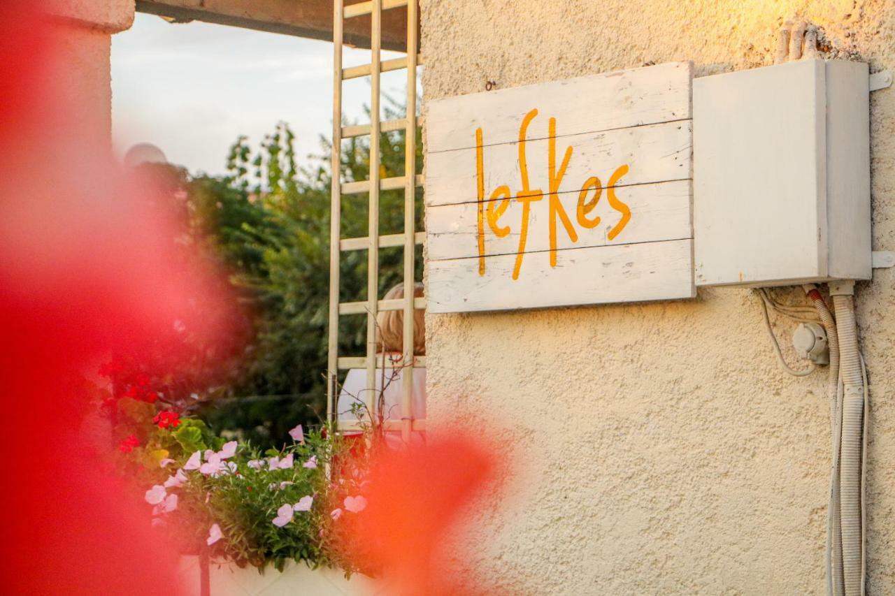 Lefkes Apartments アカラヴィ エクステリア 写真