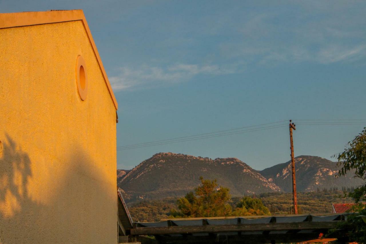 Lefkes Apartments アカラヴィ エクステリア 写真